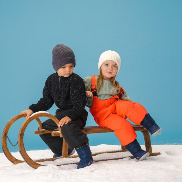Be Lenka Ailo Preschool dark blue - dwoje dzieci siedzące na sankach, buty widoczne na nogach