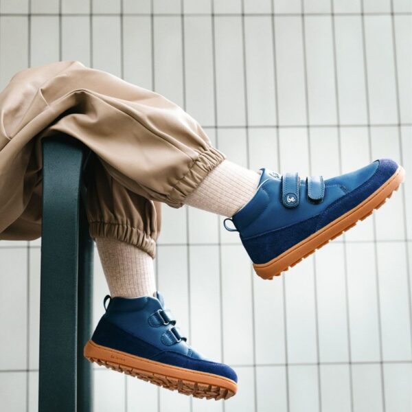 Be Lenka Elio Kids dark blue - na stopie, stopy na poręczy