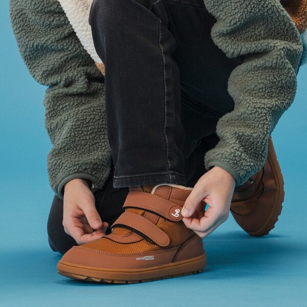 Be Lenka Zippu Kids all brown - dłonie dziecka zapinające rzep przy bucie