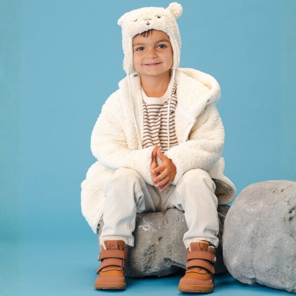 Be Lenka Zippu Preschool all brown - chłopiec siedzi na kamieniu, obie stopy w butach widoczne