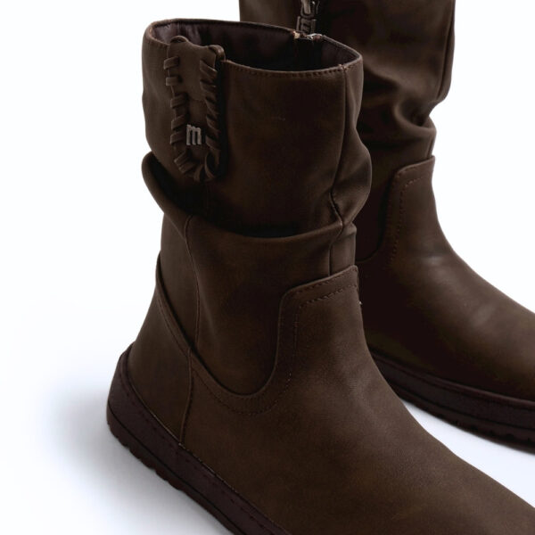 MTNG Free Aria Mid Calf Boot Women brown - zbliżenie górnej krawędzi cholewki z zawieszką i zamkiem