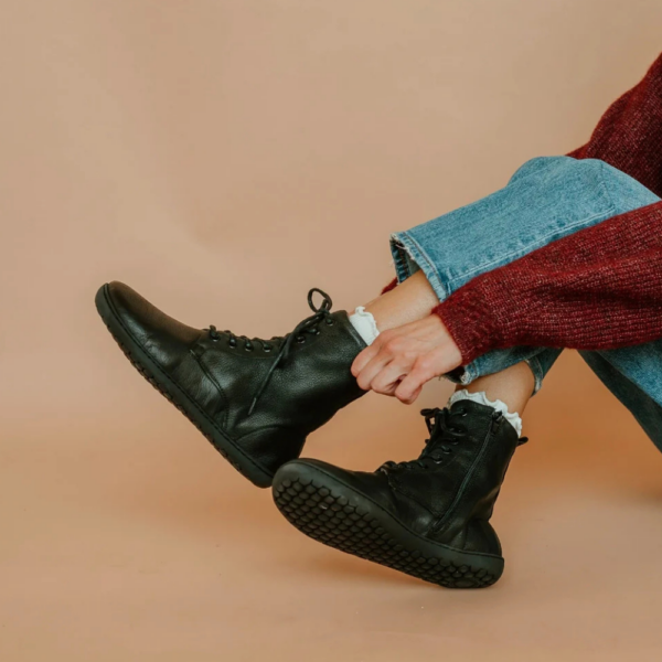 Mukishoes Igneous II Black - na stopie, zakładanie buta