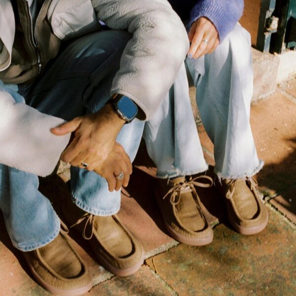 Ohne Project Chukka Boot Insulated camel - dwie osoby siedzą, buty widoczne przy nogawkach jeansów, dłonie splecione