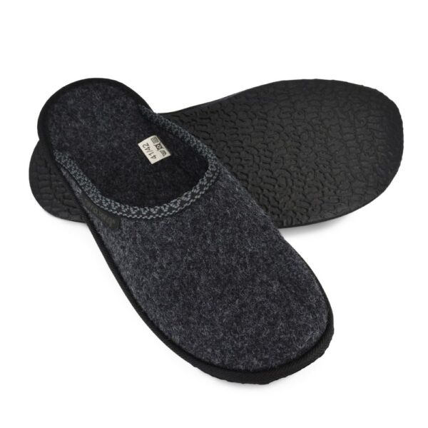 OmaKing Barefoot Slippers Halla dark grey - jeden kapeć oparty o drugi widoczna rzeźbiona podeszwa