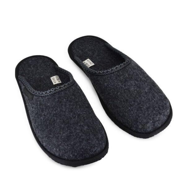 OmaKing Barefoot Slippers Halla dark grey - dwa kapcie ustawione razem czubkami w lewo na białym tle