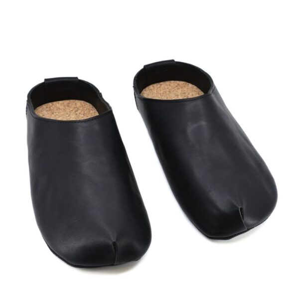OmaKing Barefoot Slippers Kyoto black - para butów ustawiona pod kątem, widoczne wkładki korkowe