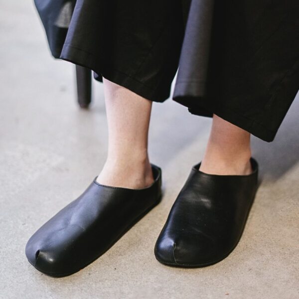 OmaKing Barefoot Slippers Kyoto black - stopy w butach, fałdy długiej spódnicy w tle