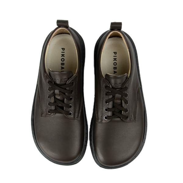 Pikobare Barefoot Oxford brown - para butów z góry, wyraźnie widoczne wkładki z napisem marki