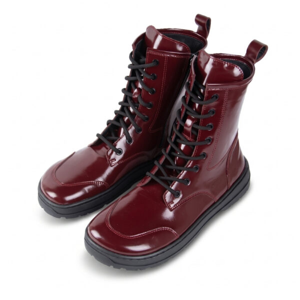 Pikobare Barefoot Walker cherry - dwa buty ustawione blisko siebie, zblizenie na sznurowanie i cholewki