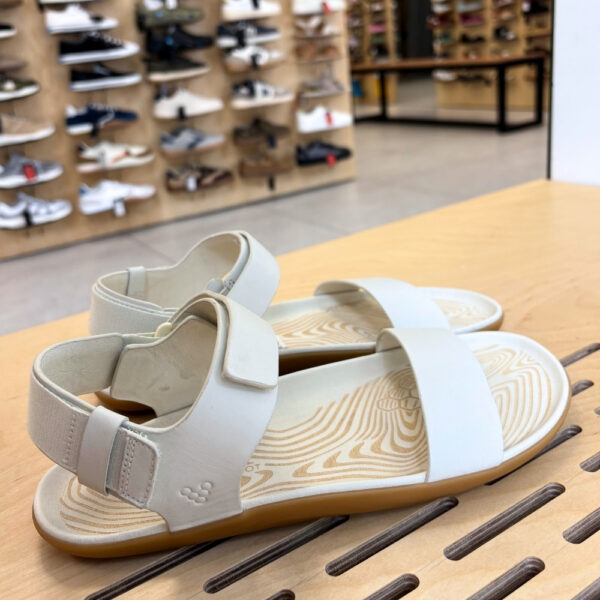 Vivobarefoot Yin Sandal Limestone 39 [outlet] - para, z oddali