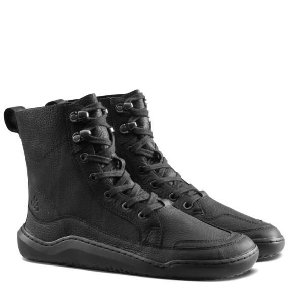 Vivobarefoot Gobi Boot II Womens obsidian - para butów pod kątem, skrzyżowane sznurówki, widoczna podeszwa z bieżnikiem